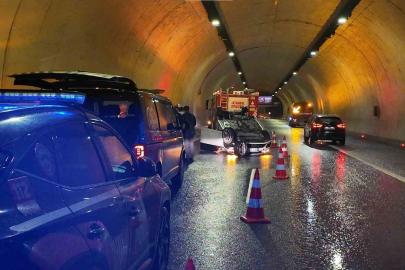 Sağanak yağış kazayı beraberinde getirdi: Tünel’de takla attı