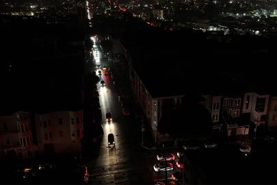 San Francisco karanlığa gömüldü. 125 bin kişi elektriksiz kaldı