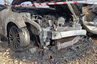 Şanlıurfa’da inşaat şantiyesinde otomobiller alev alev yandı