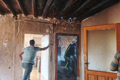 Şarkikaraağaç’ta çıkan yangında iki katlı evin bir bölümü yanarak küle döndü