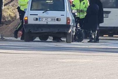 Şarkikaraağaç’ta elektrikli bisikletle otomobil çarpıştı, 2 kişi yaralandı