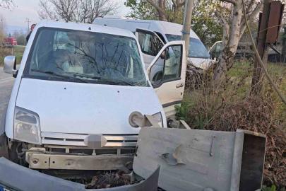 Servis minibüsü hafif ticari araçla çarpıştı: 11 yaralı