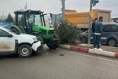 Siirt’te traktörle otomobil çarpıştı