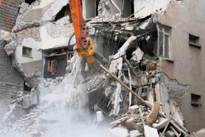 Sındırgı’da depremin izleri siliniyor