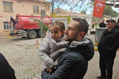 Sındırgı’da evlerinin yıkılışını hüzünlü gözlerle izlediler