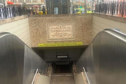 Şişhane metro istasyonunda raylara atlayan bir kişi intihar etti