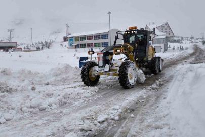 Sivas’ta yoğun kar nedeniyle 69 yerleşim yerine araç ulaşımı sağlanamıyor