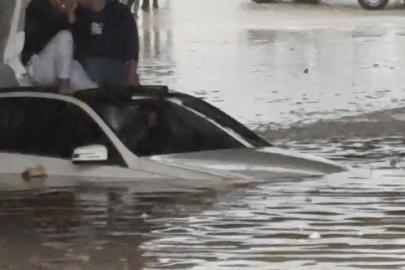 Suda mahsur kalan araçtaki 2 kişiyi itfaiye ekipleri kurtardı