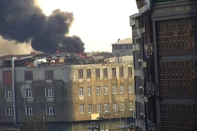 Sultangazi Cebeci Mahallesi’nde bir binanın çatısında yangın çıktı. Can pazarının yaşandığı yangına itfaiye ekipleri müdahale ederken, bölgeye çok sayıda ekip sevk edildi.