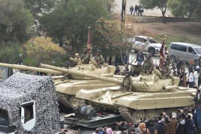 Suriye’de Esad’ın devrilmesinin yıl dönümünde yeni ordudan askeri geçit töreni