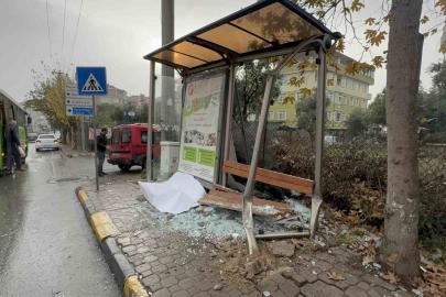 Sürücüsüz hareket eden araç durağa çarptı
