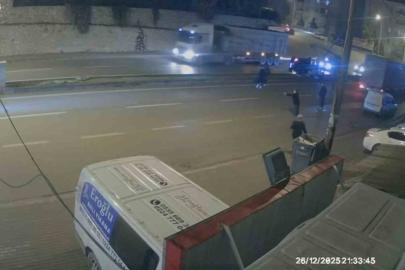 Takla atıp direğe çarpan otomobilin kaza anı kamerada: 3 yaralı