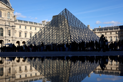 Tarihi soygunun ardından Louvre personeli grevde