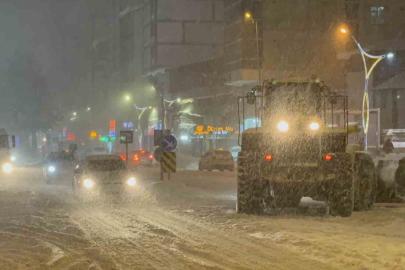 Tatvan’da 15 köy yolu ulaşıma kapadı: Merkezde kar kalınlığı 50 santimetreye ulaştı