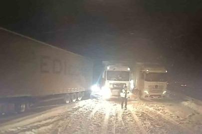 TEM Otoyolu’nun Bolu geçişi Ankara istikametinde 3 tırın yolu kapatması sonucu ulaşım durdu