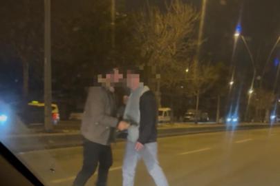 Tırın önüne atladı, trafiği kilitledi