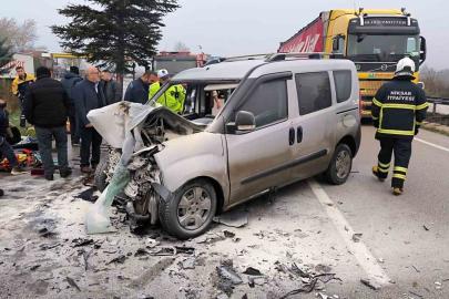 Tırla çarpışan hafif ticari araç alev aldı: 5 yaralı
