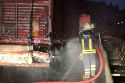 Tomruk yüklü TIR’da çıkan yangın büyümeden söndürüldü