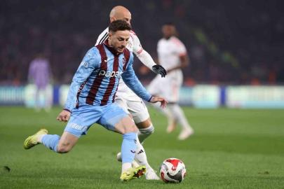 Trendyol Süper Lig: Trabzonspor: 1 - Beşiktaş: 3 (İlk yarı)