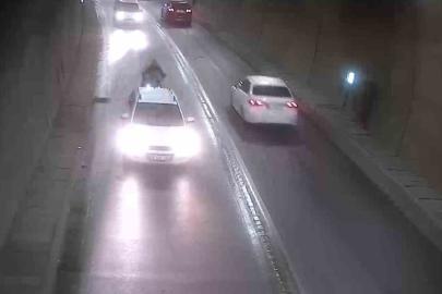 Tünelde bir anda duran otomobile motosiklet çarptı: Kaza anı kamerada