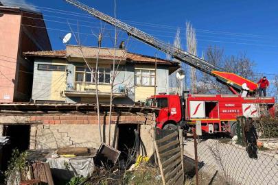 Uşak’ta evin çatısında çıkan yangın paniğe neden oldu