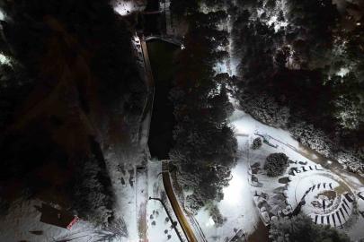 Uşak’ta mevsimin ilk karı yağdı: Beyaza bürünen kent böyle görüntülendi