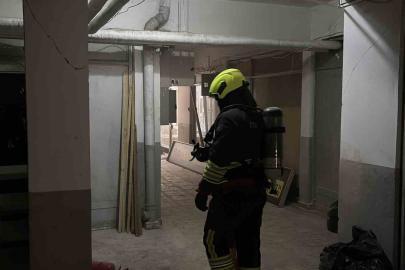 Üst katları otel olarak kullanılan iş merkezinde çıkan yangın ekipleri harekete geçirdi