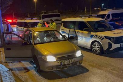 Uygulamada görevli polise çarpıp kaçtılar: 4 gözaltı