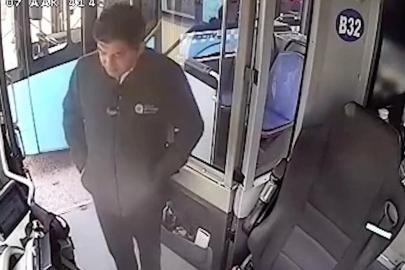 Yaşlı adamın otobüste unuttuğu içinde 4 bin euro olan çantanın başında adeta nöbet tuttu