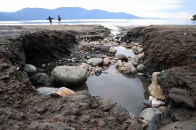 Yılın en kısa gününde deniz suyu çekildi, sağanak yağmur sahili tahrip etti