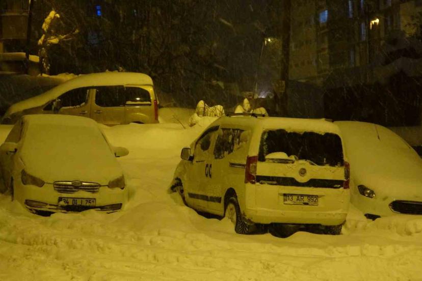 Yoğun kar ve tipi Bitlis’te hayatı olumsuz etkiledi