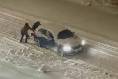 Yolda kalan araçları el birliğiyle çıkardılar