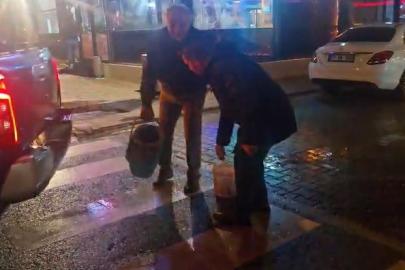 Yolda oluşan çukurları görünce dayanamayan esnaf  kum ve çakılla çukurları kendisi kapattı