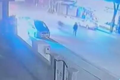 Yolun karşısına geçmek isteyen çocuğa motosiklet çarptı... O anlar kamerada
