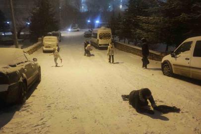 Yozgat’ta mahalle aralarında kar eğlencesi: Sokaklar kayak pistini aratmadı