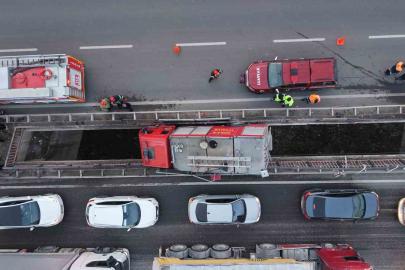 Yüksek gerilim tellerine ramak kala, itfaiye aracı köprü arasında sıkıştı: 3 personel yaralı
