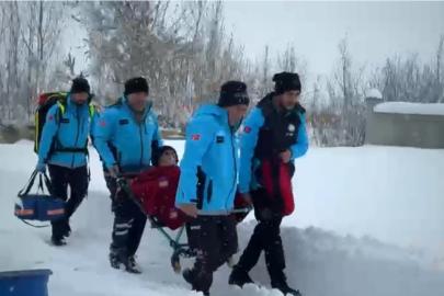 Yüksekova’da kar esaretinde zamanla yarış: 76 yaşındaki KOAH hastası için seferber oldular