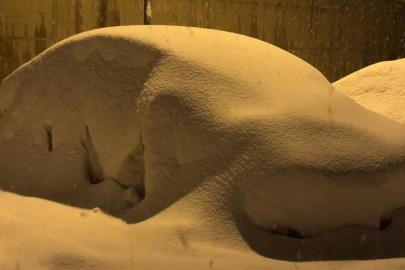 Yüksekova’da kar kalınlığı 40 santimetreyi geçti: Araçlar ve tek katlı evler kara gömüldü