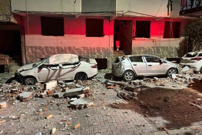 Zeytinburnu’nda binanın çatısından kopan parçalar araçları hurdaya çevirdi