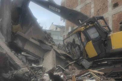 Zeytinburnu’nda yıkım sırasında beton parçaları iş makinesinin üzerine düştü: Operatör yaralandı