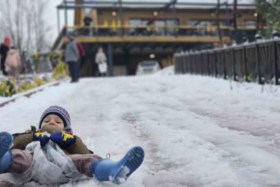 Zonguldak’ta çocuklar karda kayarak eğlendi