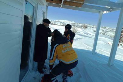 1 kilometrelik yolu yürüyerek hastaya ulaştılar