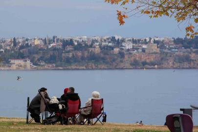 14 ilde ’sarı kod’ uyarısı verilirken, Antalya’da bahar havası yaşandı