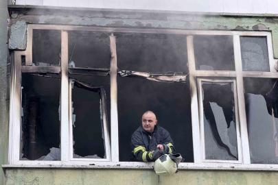 5 katlı apartmanda yangın paniği: 8 kişi itfaiye ekiplerince kurtarıldı