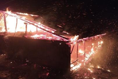 Adana’da yangın: Ev ve ahır küle döndü