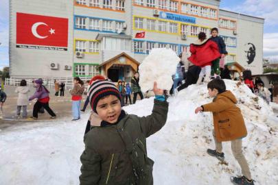 Adanalı öğrencilerin kamyon kamyon kar mutluluğu