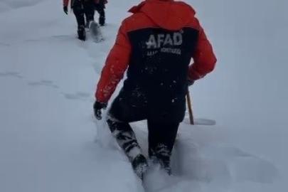 AFAD ekipleri yoğun kar altında 4 saat yürüyerek aileye ulaştı