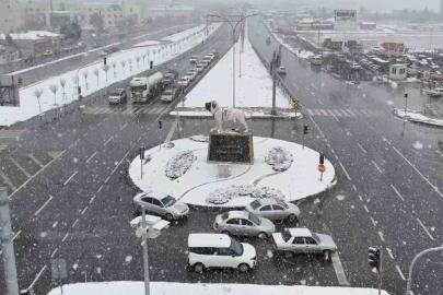 Aksaray yağan karla beyaza büründü