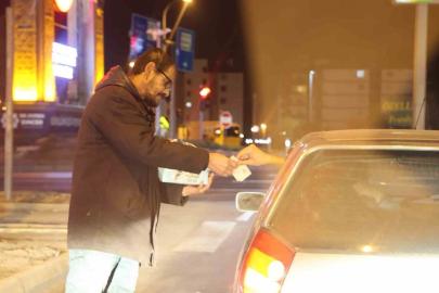 Aksaray’da karayolundaki kavşakta mendil satarak kazanç sağlıyor