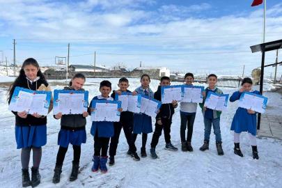 Akyaka’da köy okulunda öğrenciler karnelerini aldı